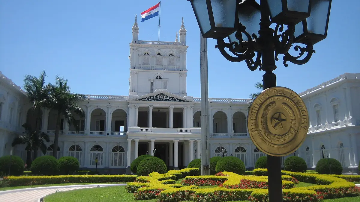 Palacio de los López en Asunción con jardines y la bandera paraguaya