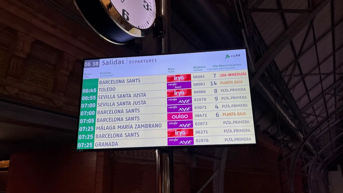 Pantalla de salidas de la estación de Atocha con trenes de AVE, Ouigo e Iryo