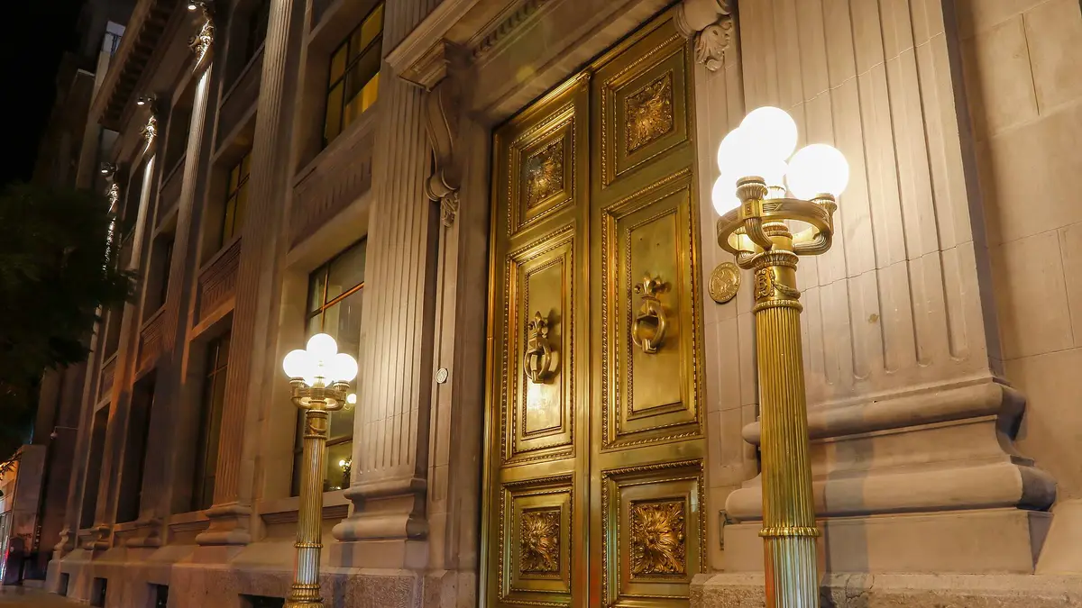 Puerta de bronce y faroles de la fachada del Banco Central de Chile en Santiago