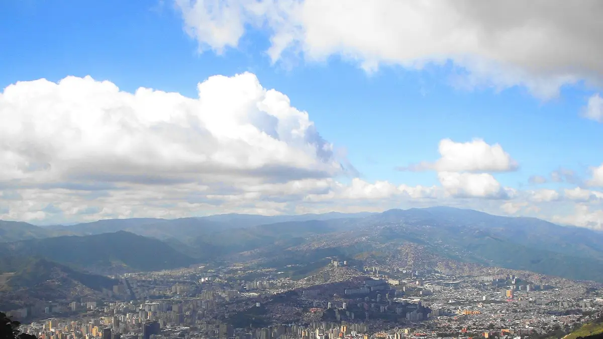 Vista de Caracas desde el cerro El Ávila con la ciudad extendida en el valle y montañas al fondo