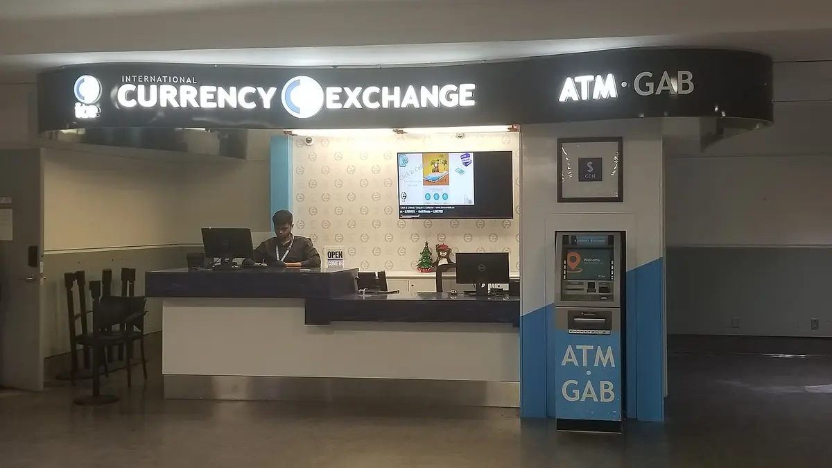 Mostrador de una casa de cambio en un aeropuerto con las pizarras de monedas