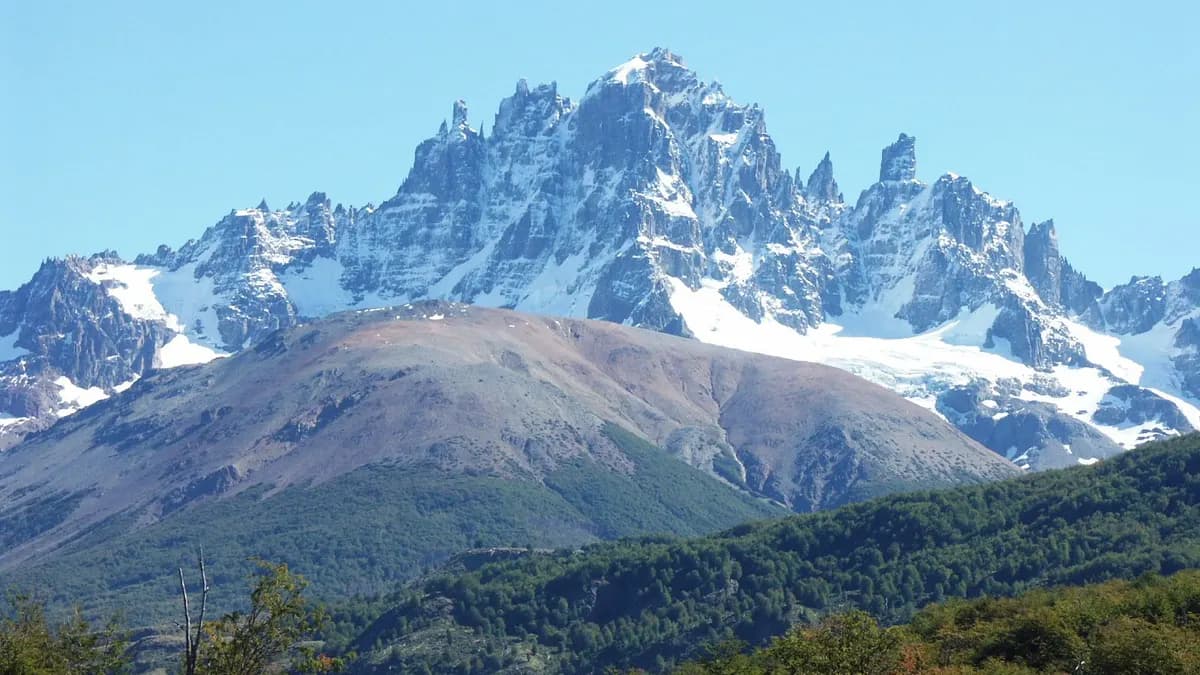 Cumbres dentadas del cerro Castillo sobre un valle boscoso de Aysén