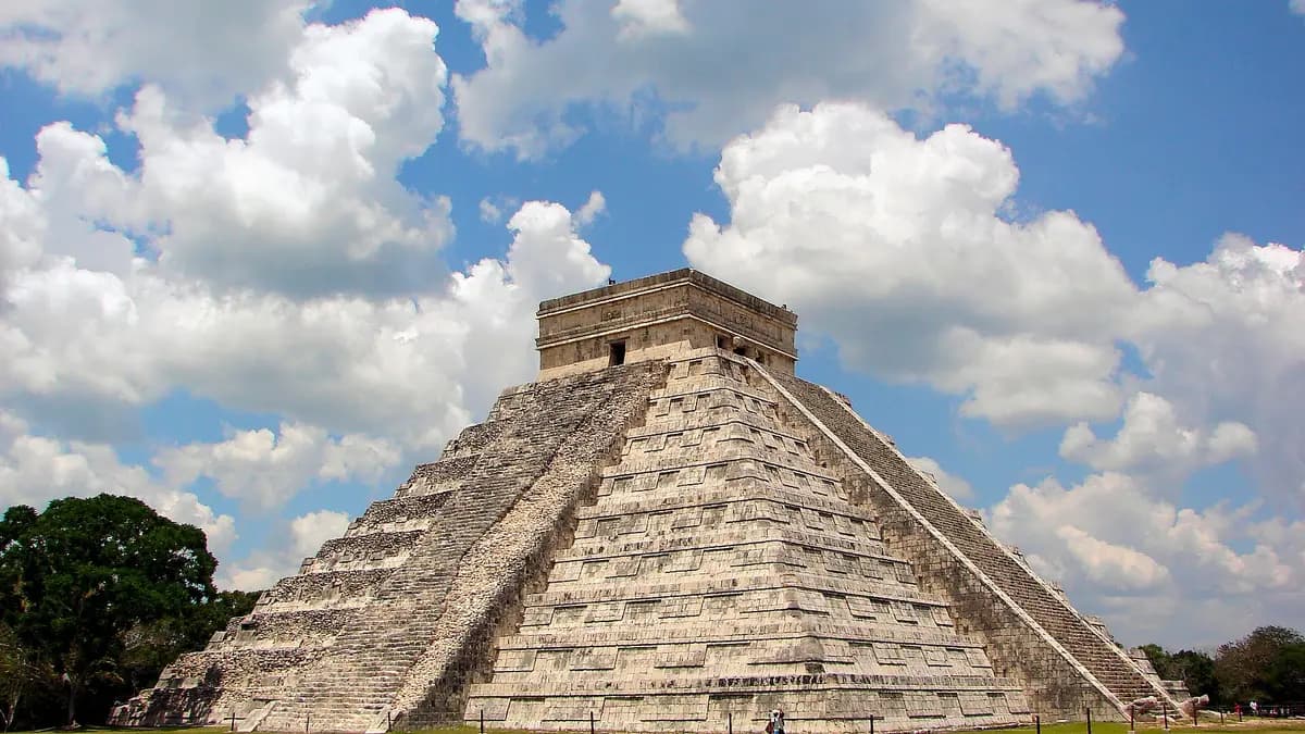 Pirámide de El Castillo en Chichén Itzá bajo un cielo con nubes