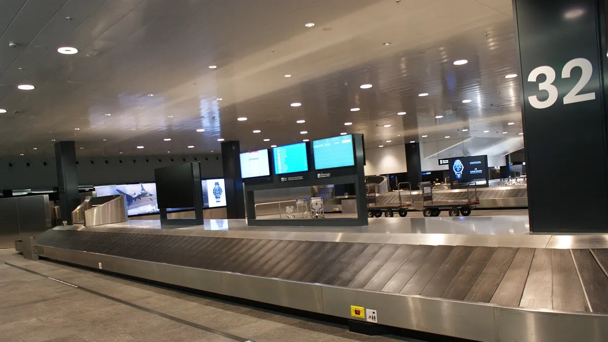 Cinta transportadora de equipaje vacía en la zona de llegadas de un aeropuerto
