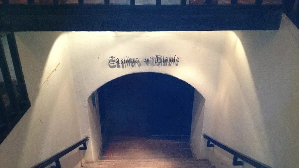Acceso a la cava subterránea del Casillero del Diablo en Pirque