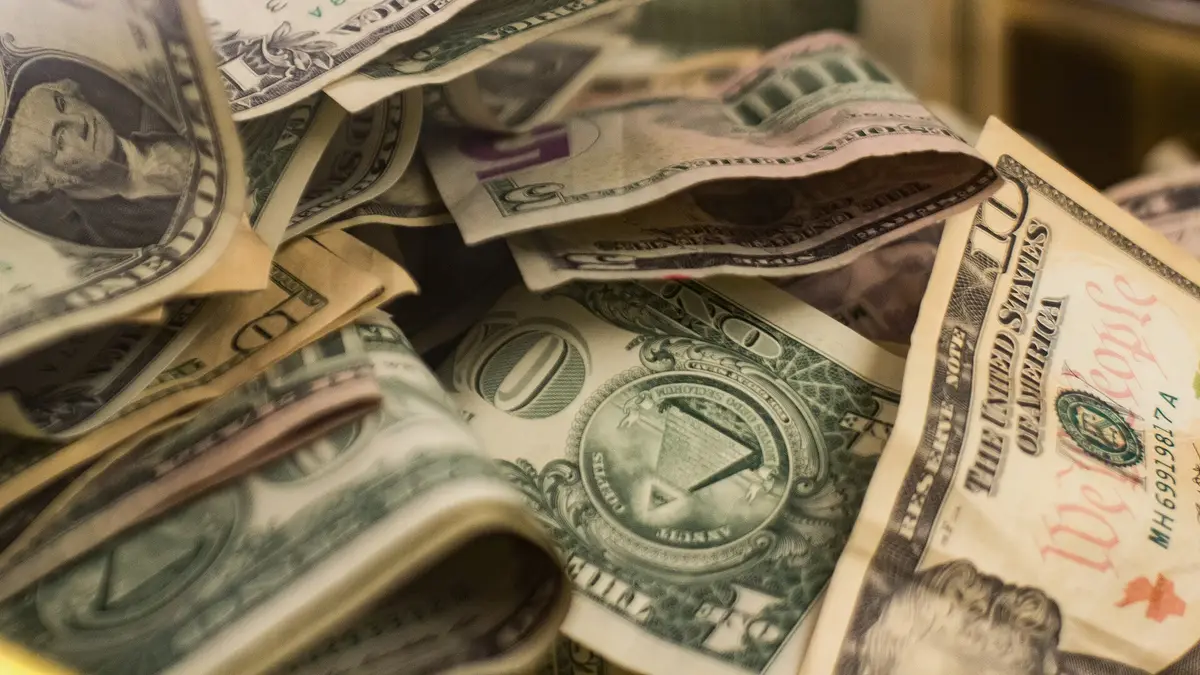 Billetes de dólares estadounidenses de distintas denominaciones