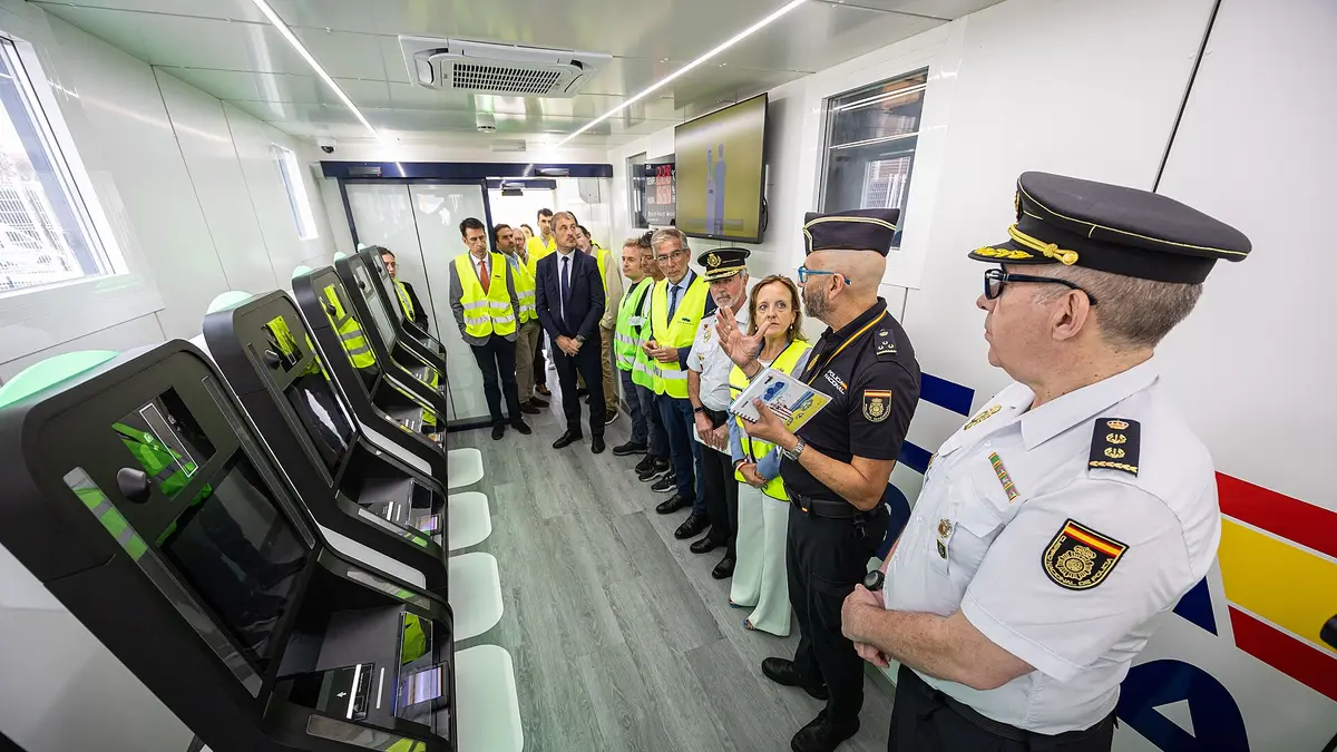 Autoridades y policías españoles junto a los quioscos del sistema EES en el puerto de Santander