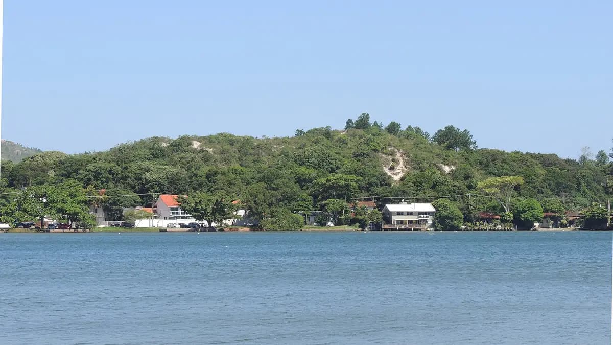 Vista de la Lagoa da Conceição en Florianópolis con cerros verdes y casas