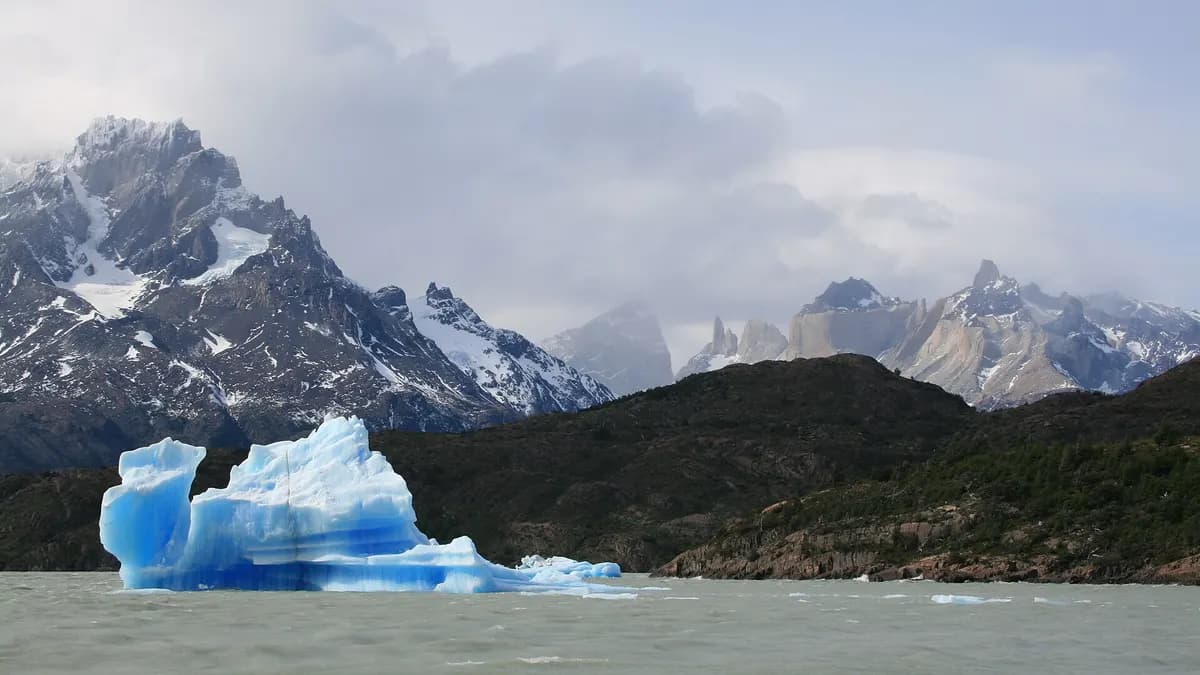 Hielos del glaciar Grey sobre el lago con los Cuernos del Paine a lo lejos