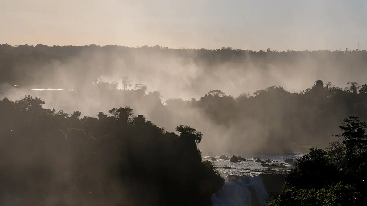Vista de las cataratas del Iguazú entre la neblina desde el lado brasileño