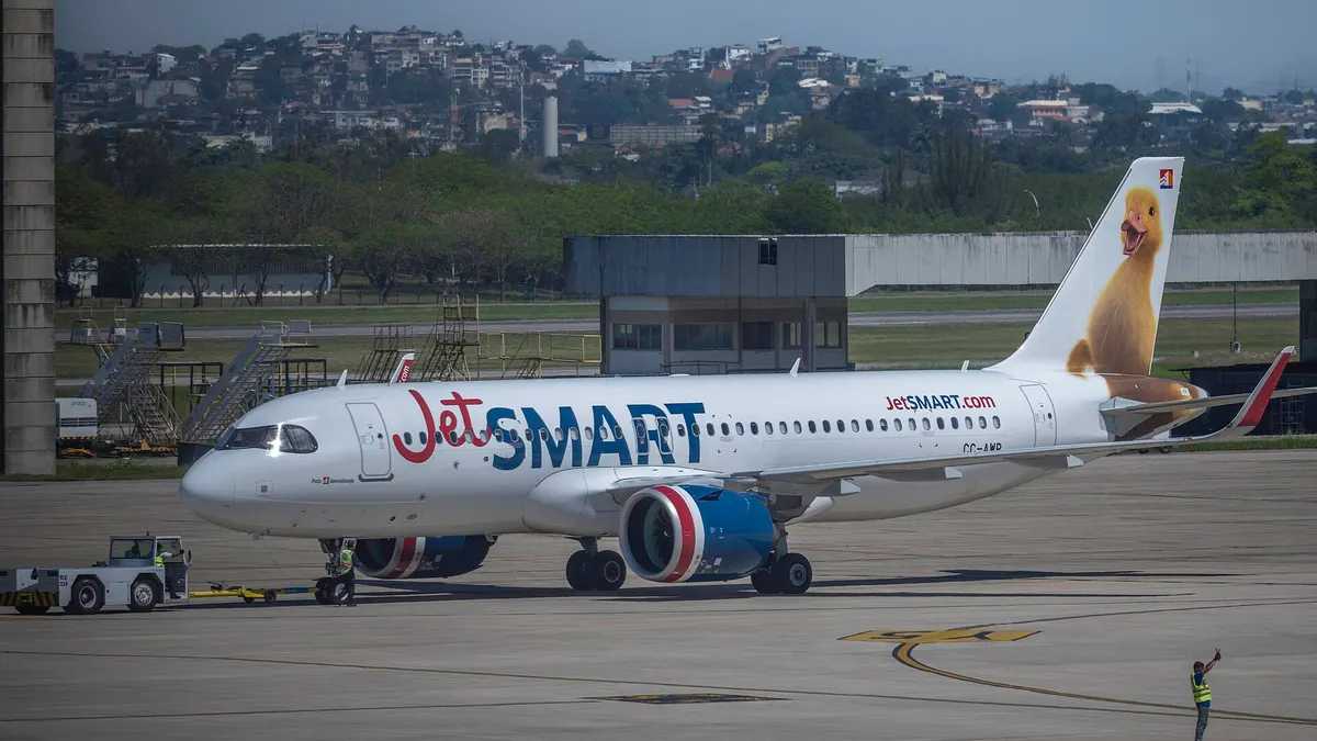 Airbus A320neo de JetSMART estacionado en la plataforma del aeropuerto de Río de Janeiro