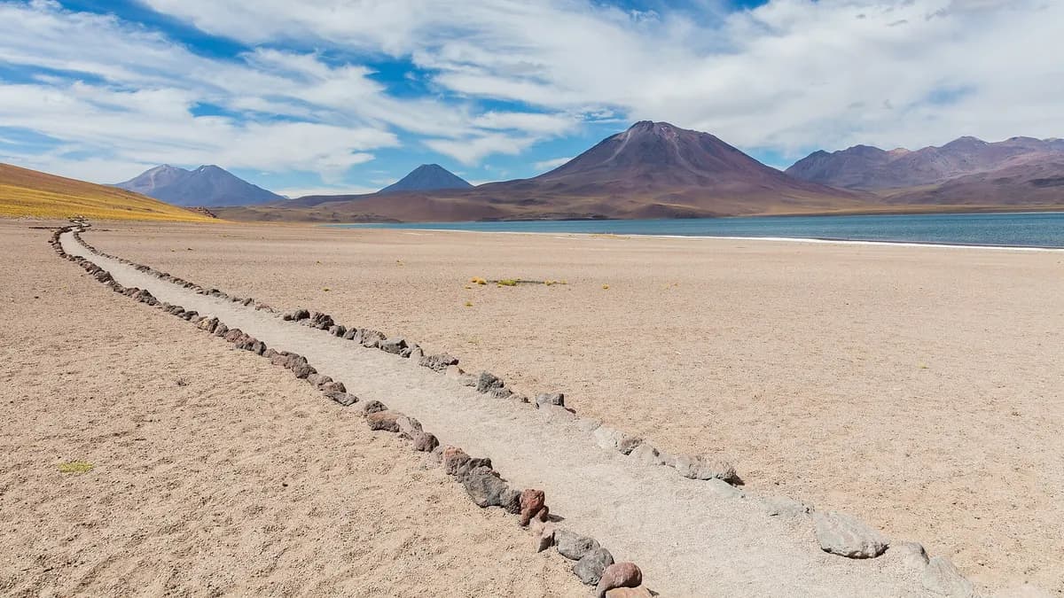 Agua azul profundo de la laguna Miscanti con cerros altiplánicos detrás