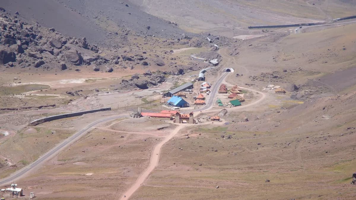 Caserío de Las Cuevas en la cordillera, del lado argentino del paso Cristo Redentor