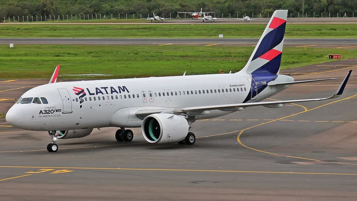 Airbus A320neo con los colores de Latam en pista