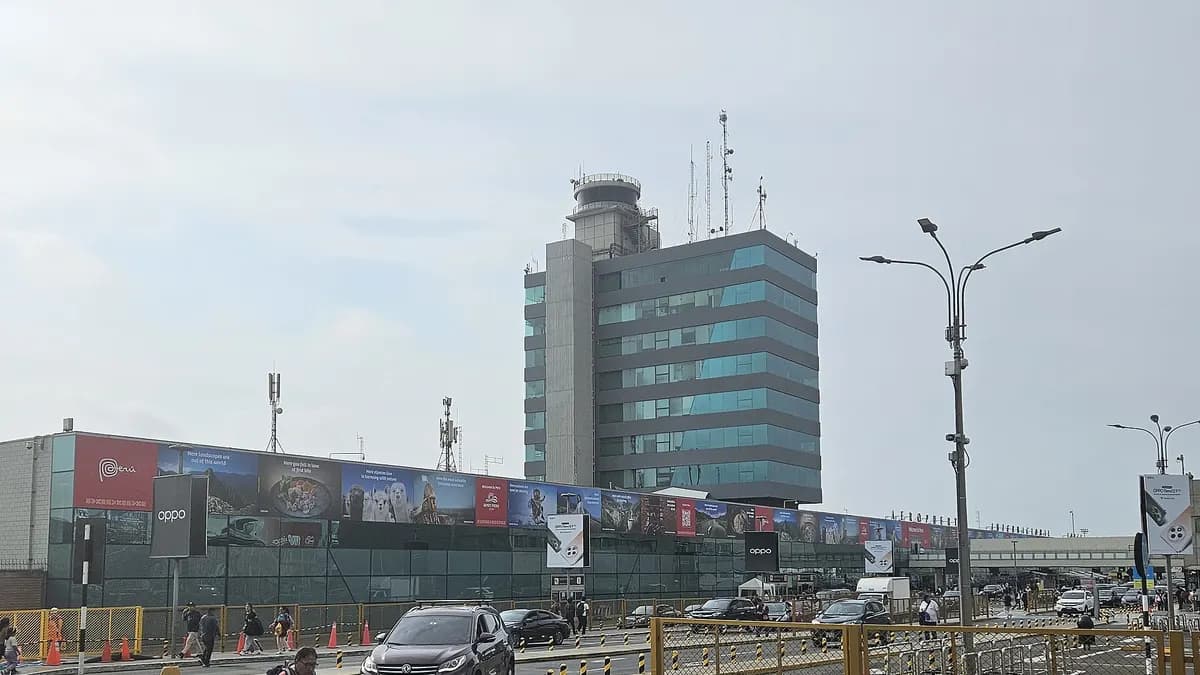 Aviones en el aeropuerto internacional Jorge Chávez de Lima