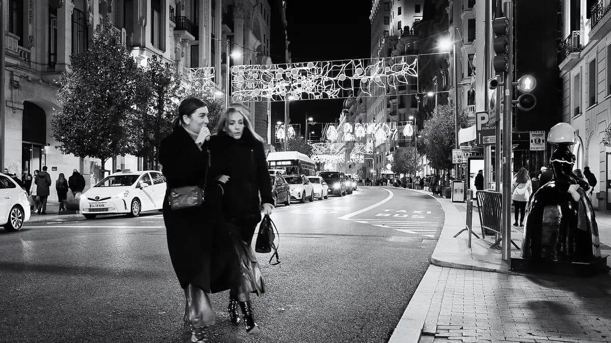 La Gran Vía de Madrid con tráfico y edificios históricos