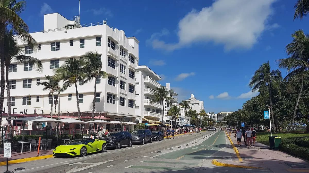 Hoteles art déco y palmeras a lo largo de Ocean Drive, en Miami Beach, en un día soleado