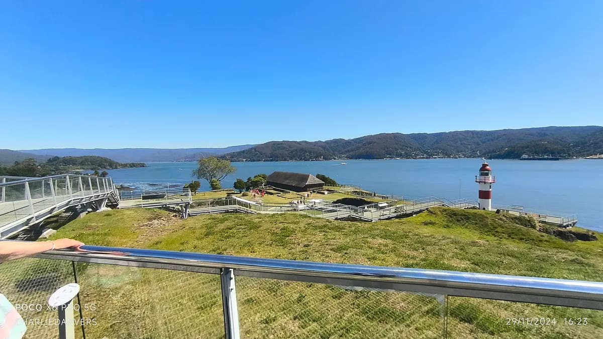 Bahía de Corral y un faro vistos desde las murallas del fuerte de Niebla