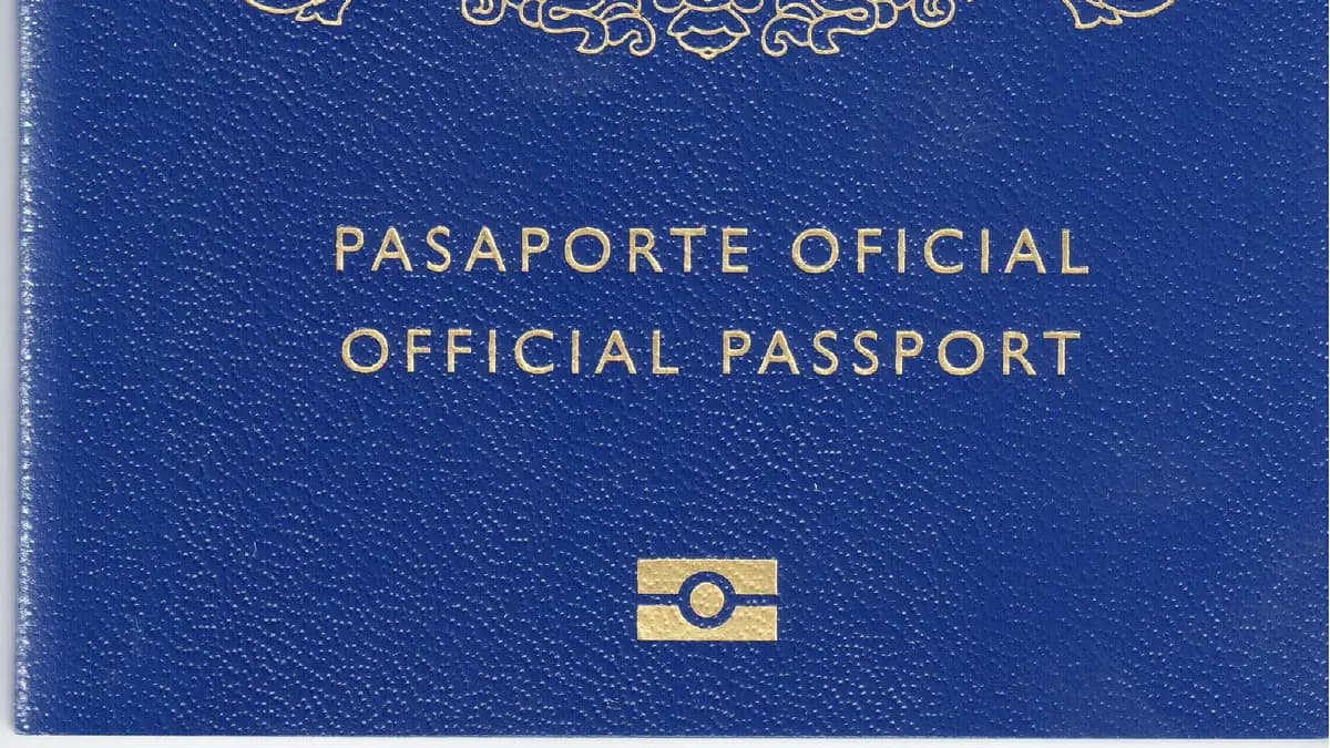 Tapa azul de un pasaporte oficial chileno con la leyenda Pasaporte oficial y el símbolo de chip electrónico