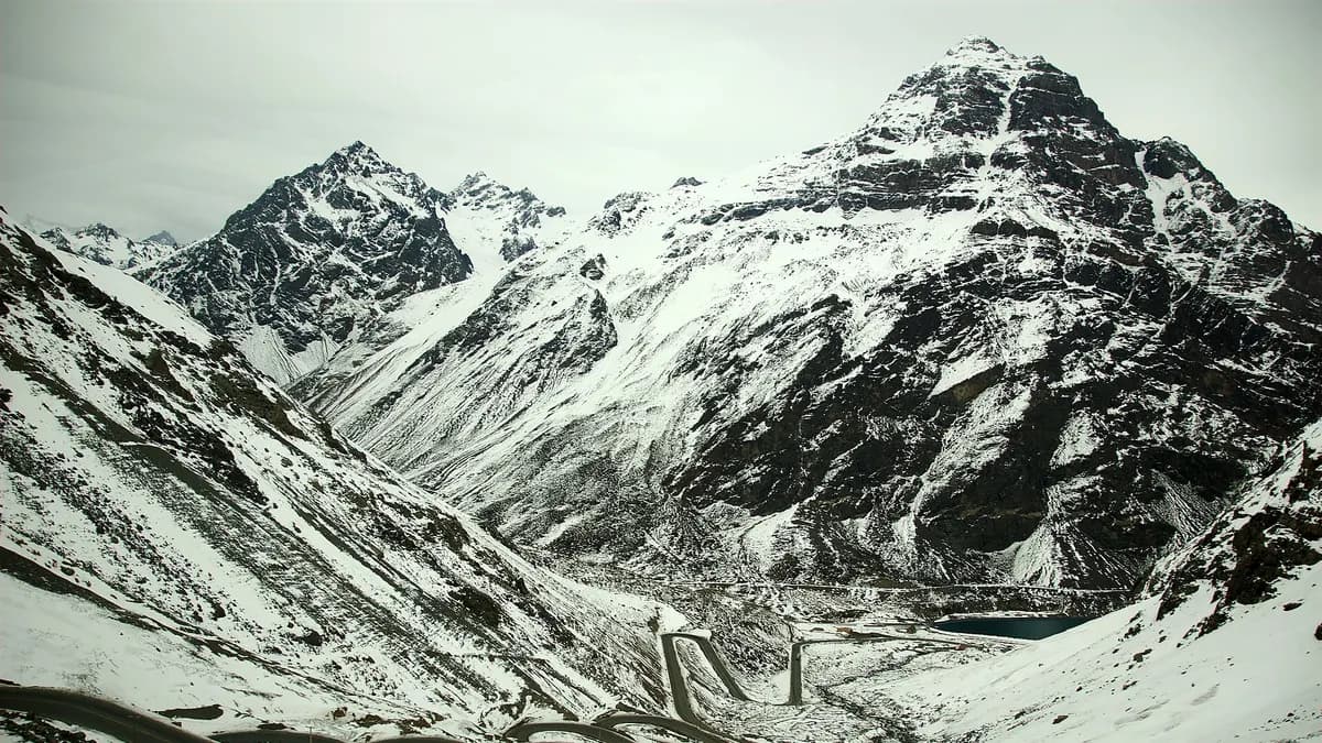 Curvas de la ruta de Los Caracoles subiendo hacia el túnel del Cristo Redentor en la cordillera
