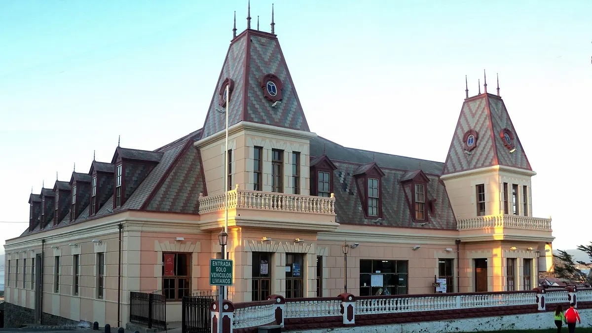 Fachada clara y torres con techo de pizarra del antiguo casino Ross