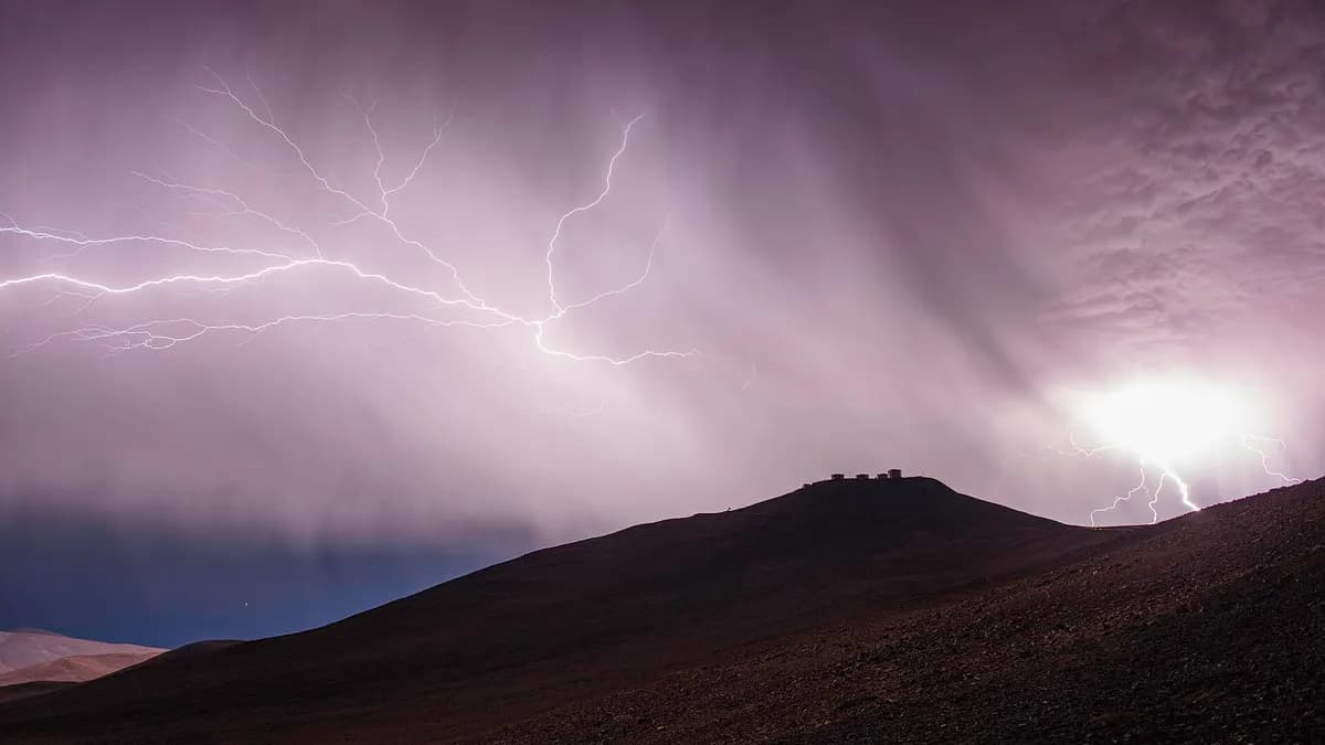 Rayos sobre los cerros durante una tormenta eléctrica nocturna en el norte de Chile