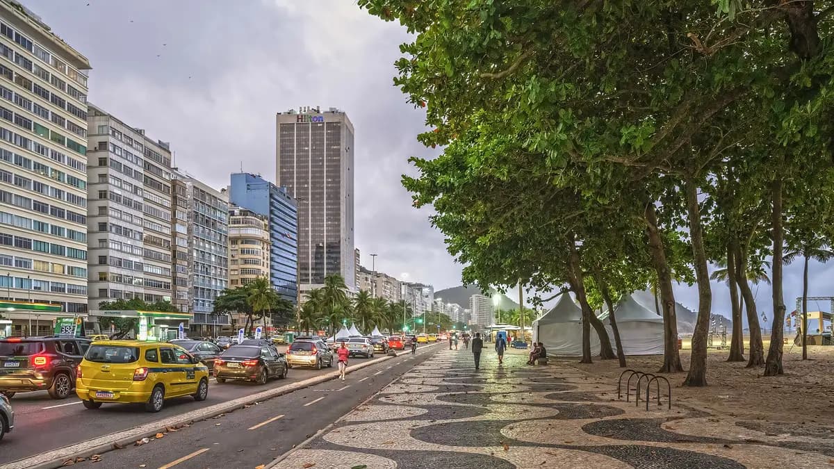 Avenida Atlántica de Copacabana con su vereda de ondas, árboles y edificios frente a la playa
