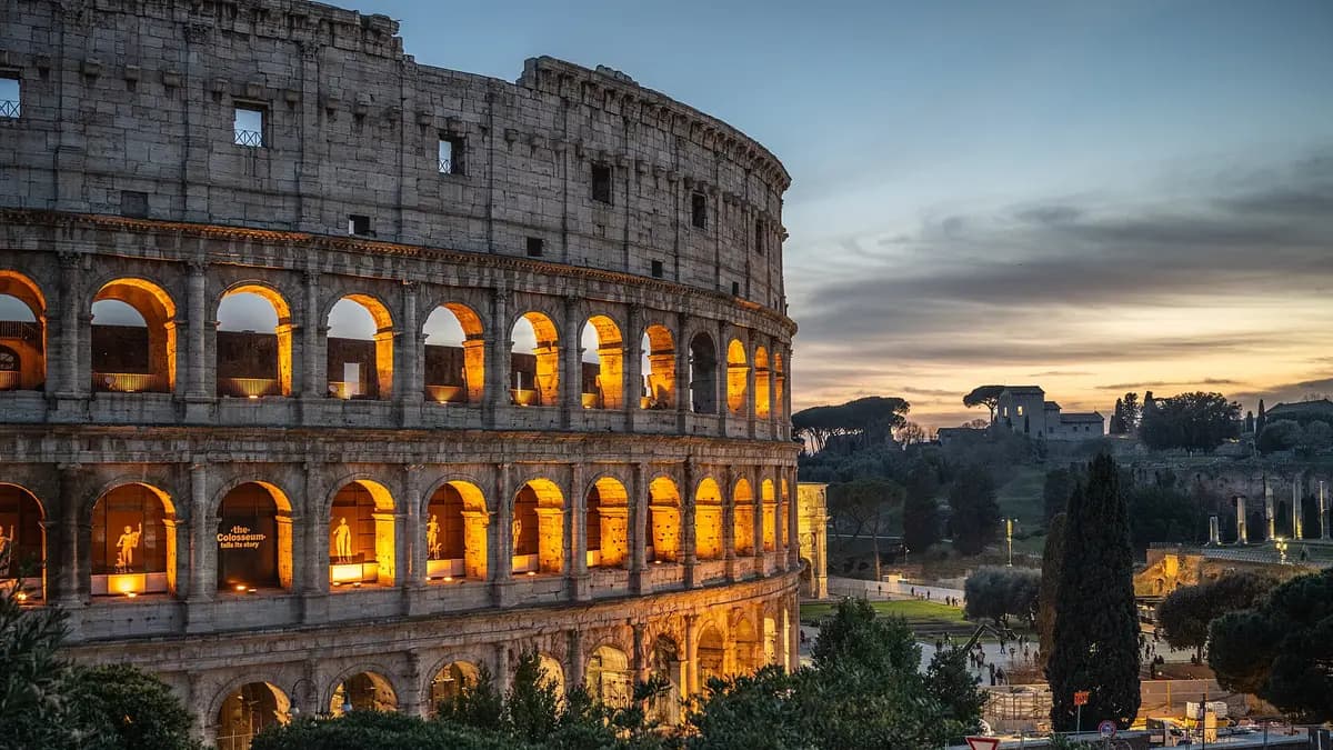 El Coliseo de Roma al atardecer con el Foro Romano al fondo