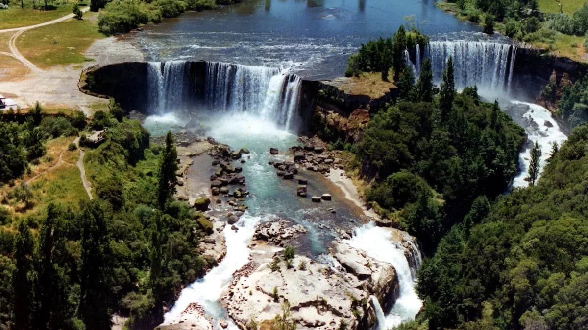 Fotografía aérea del río Laja cayendo en varias cascadas entre árboles