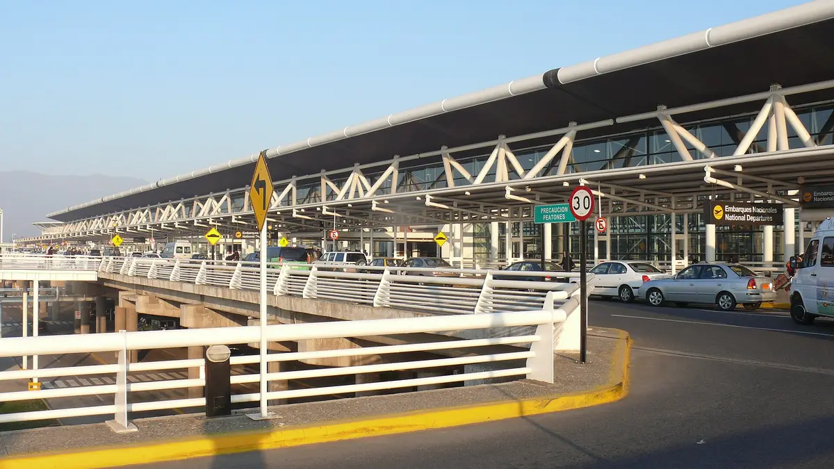 Acceso vehicular elevado al terminal de salidas del aeropuerto de Santiago