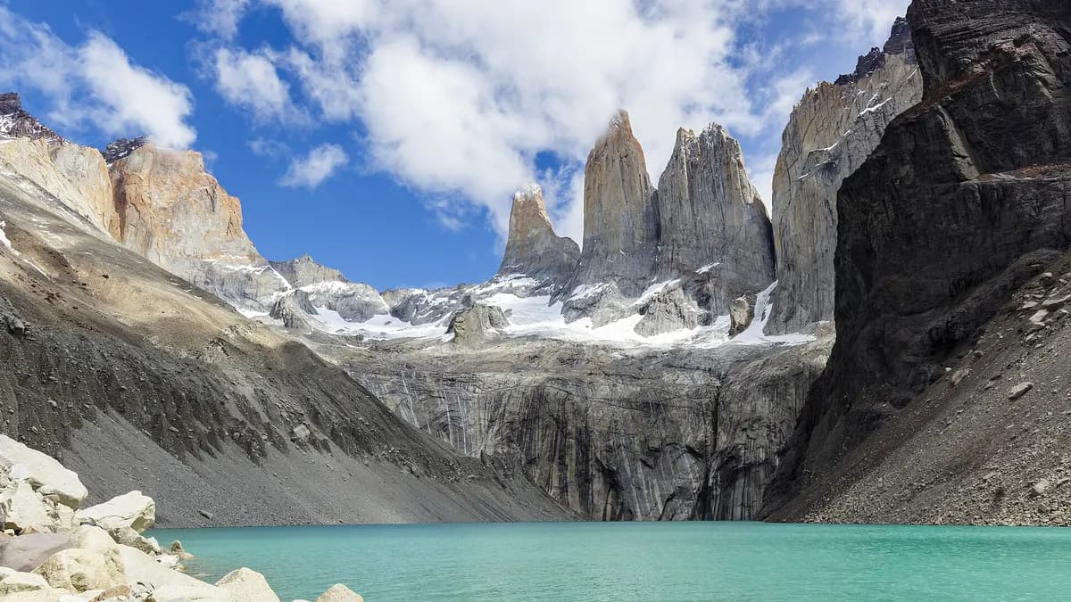 Torres de granito del Paine con una laguna a sus pies