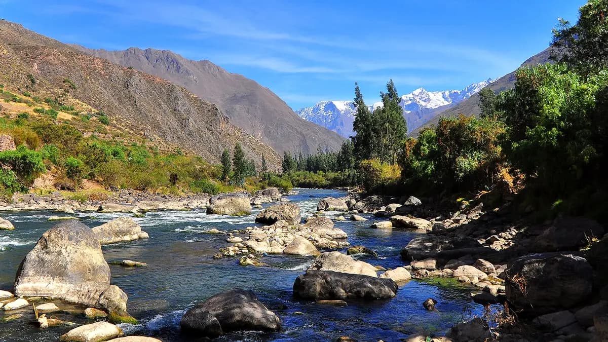 Río Urubamba atravesando el Valle Sagrado entre cerros verdes y campos de cultivo